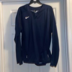 - 🌼 Nike pull over size medium. Like new🌼